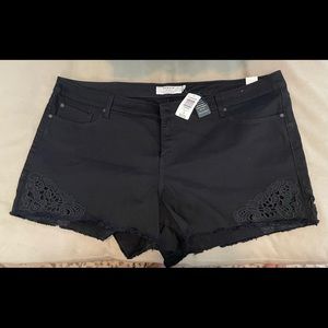 New with tags black Torrid jean shorts 3.5”